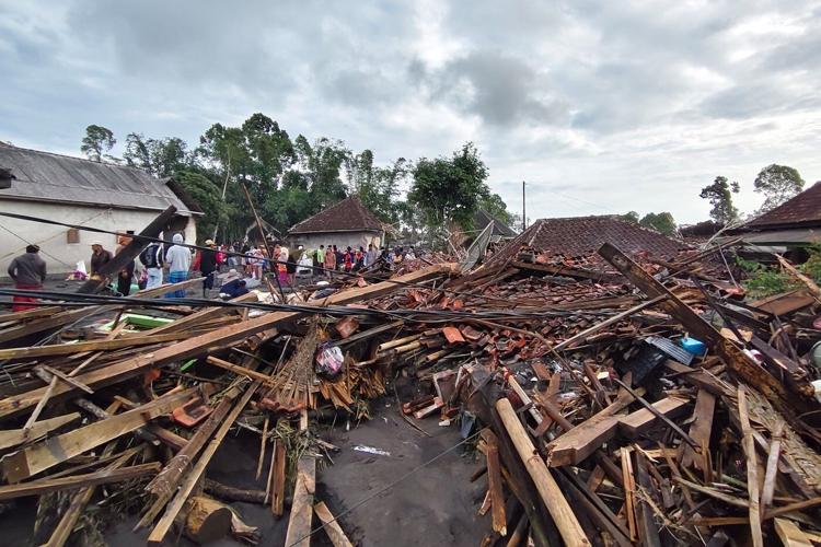 Volcano eruption forces the rescue of more than 170 climbers on Indonesia's Mount Semeru