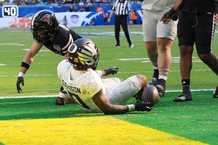 Oregon advances to semifinals, where it looks for offense and defense to click on same day