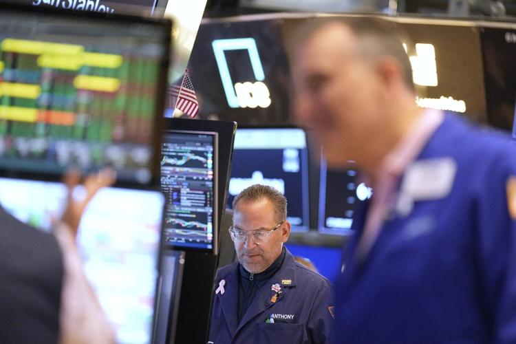 US stocks hold near their records in early trading