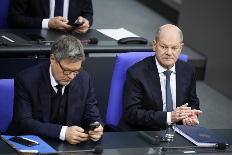 Scholz clashes with Merz over German economy and migration at last parliament meeting before poll
