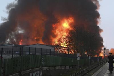 Germany: Hamburg fire smoke halts trains, generates warning