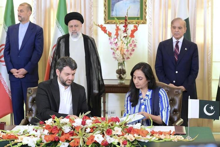 The leaders of Iran and Pakistan vow to boost trade in a meeting seeking to mend a diplomatic rift