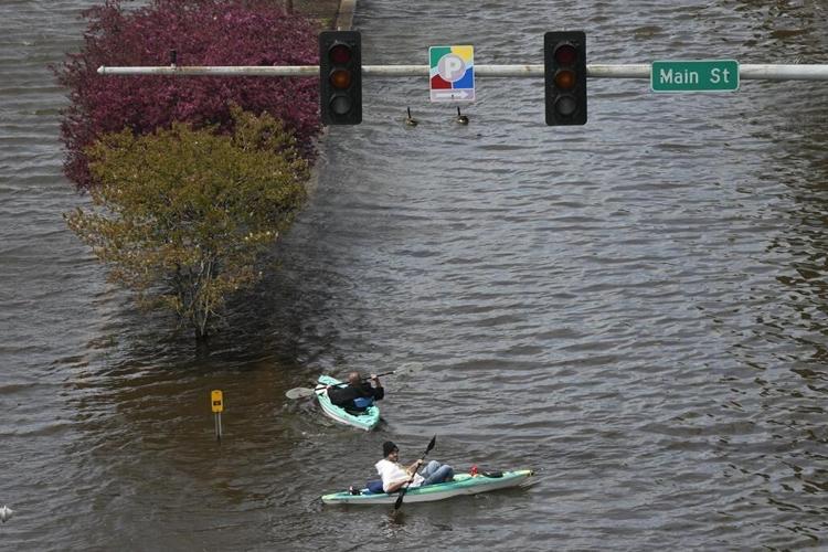 Mississippi River crests at Davenport, testing barriers