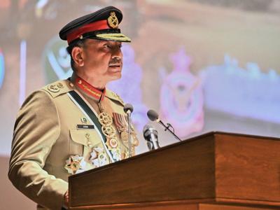 Saudi Arabia awards Pakistan's powerful army chief highest national honor after defense pact