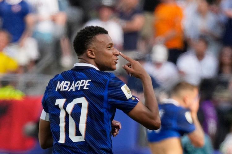 Mbappé scores twice to tie Messi for World Cup lead with 6 goals, France beats Sweden 3-0