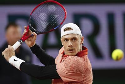 Shapovalov dominates in opening win in Washington