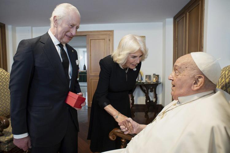 Pope Francis meets privately with King Charles and Queen Camilla during his Vatican convalescence