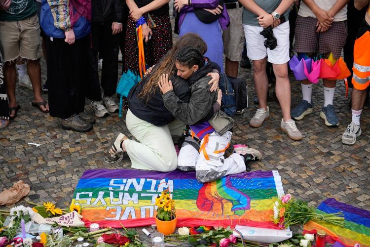 German police search for the suspect in Berlin Pride attack that killed 1 person and injured 29