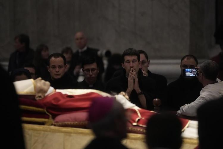 Benedict's admirers keep streaming to Vatican to honor him