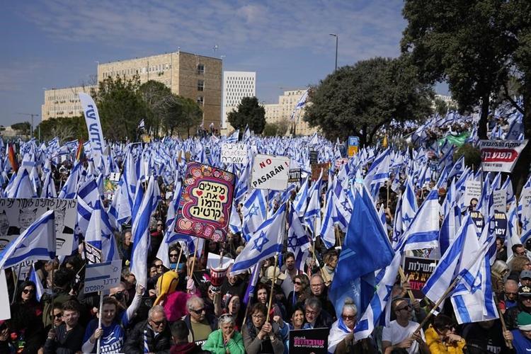 Thousands march in Israel as Netanyahu allies push overhaul