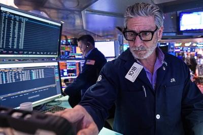 Stocks waver on Wall Street as earnings reports come in mixed