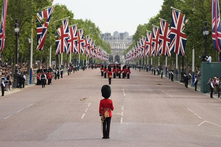 Buckingham Palace guard's distinctive bearskin caps under fire by animal rights group