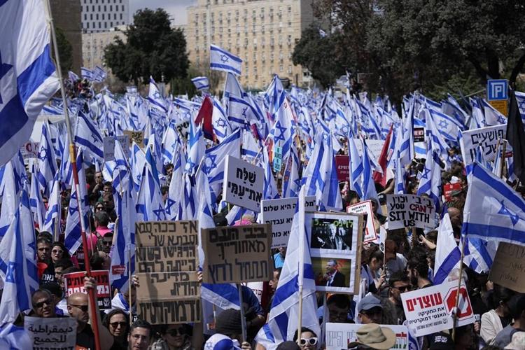 Israeli unions launch strike, upping pressure on Netanyahu