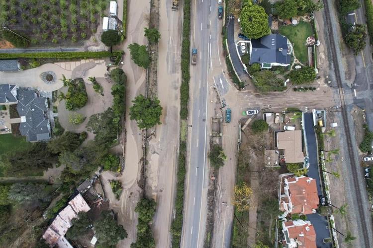 Storm-struck California scrambles to clean up ahead of rain