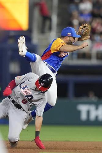 Astros' Jose Altuve has broken right thumb, needs surgery