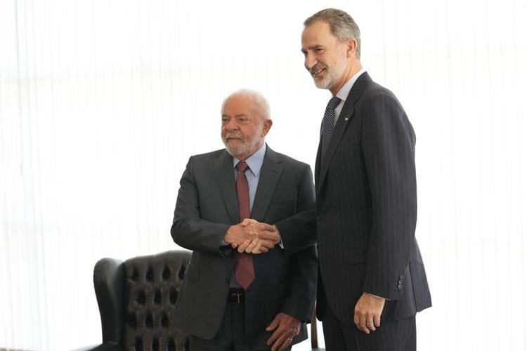 Brazil's Lula welcomed back by Latin American leaders