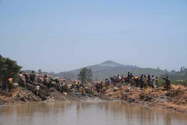 Mobile gold miners in eastern Congo complicate health workers' efforts to contain Ebola