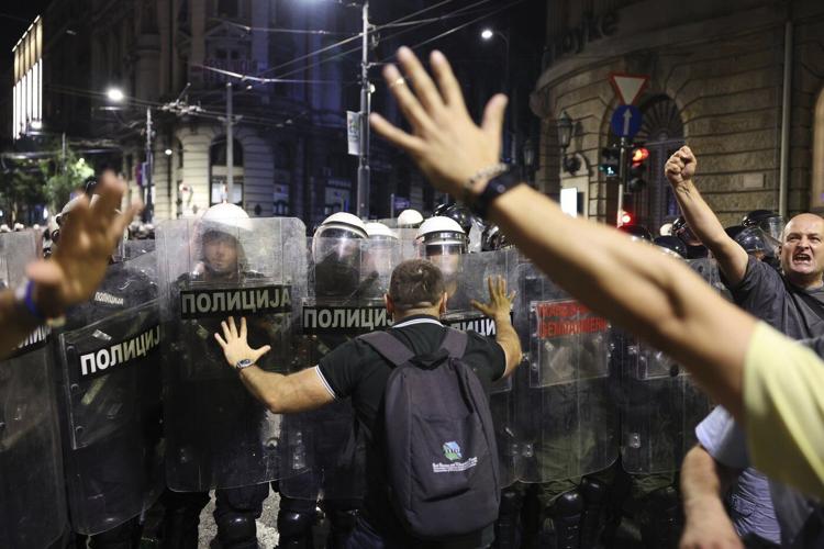 Thousands set up street blockades in Serbia after arrests of anti-government protesters