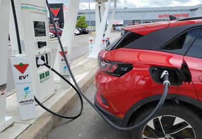 Bond important de ventes de véhicules à émission zéro au pays, avec le Québec en tête
