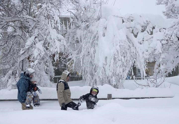 Weakening wind but more snow after massive blizzard in the Sierra Nevada