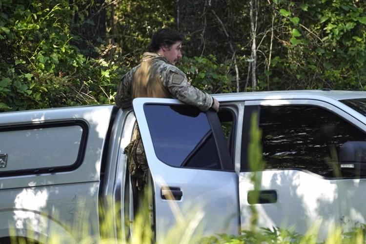 Few leads, false alarms as search for Texas gunman drags on