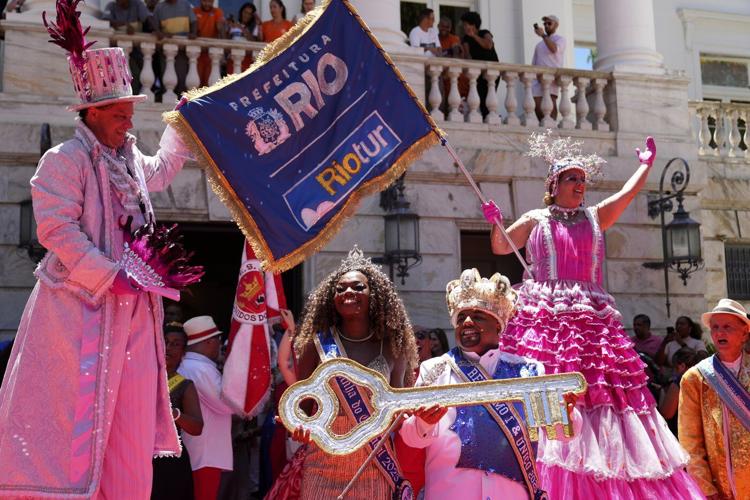Rio's Carnival kicks off as mayor gives key to the city to King Momo