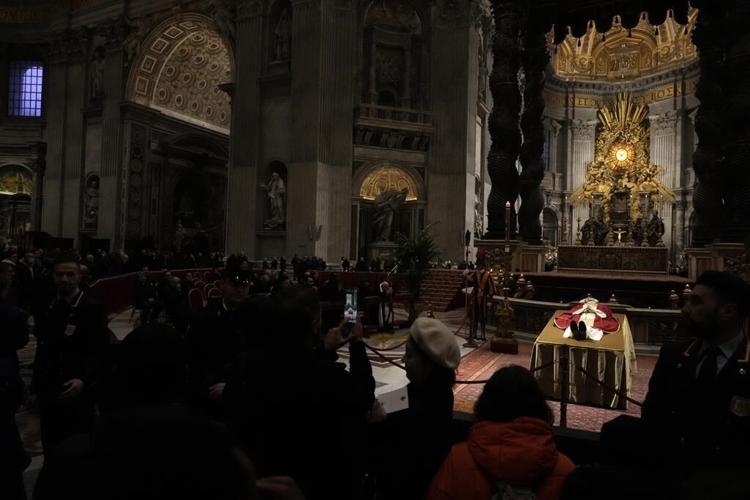 Some 200,000 turn out over 3 days to view Benedict's body