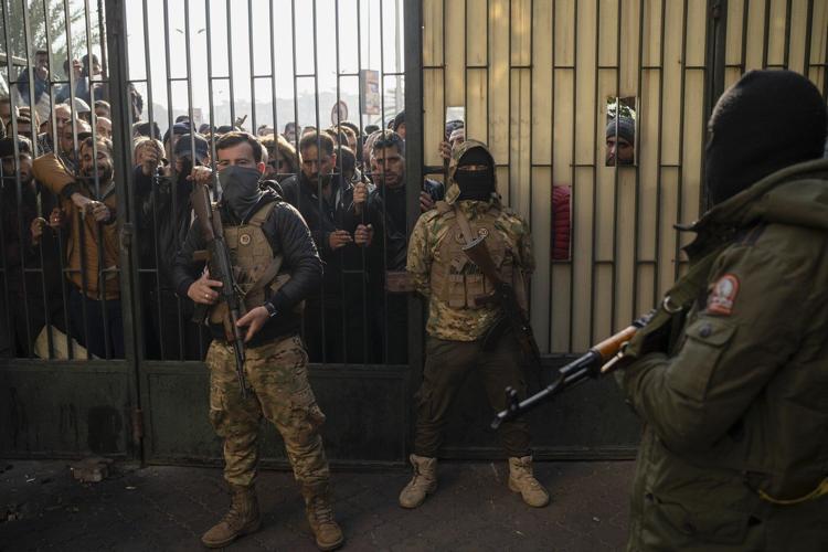 Syrian soldiers distance themselves from Assad in return for promised amnesty