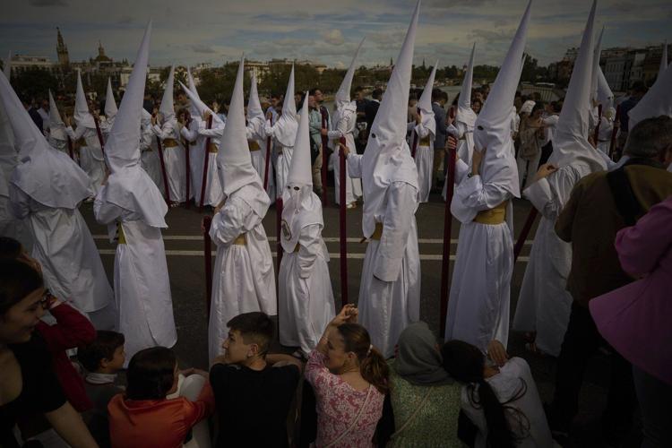 PHOTO COLLECTION: Holy Week Around the World