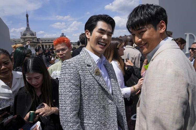 Anderson's couture craftmanship captivates at Loewe for Paris men's fashion week