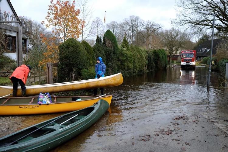 German chancellor tours flooded regions in the northwest, praises authorities and volunteers