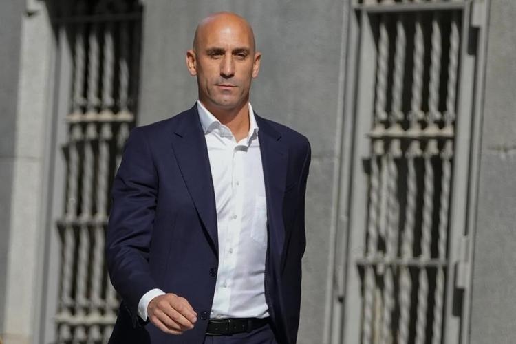 Ex-federation president ruled unfit to hold job in Spanish soccer for 3 years after kissing player