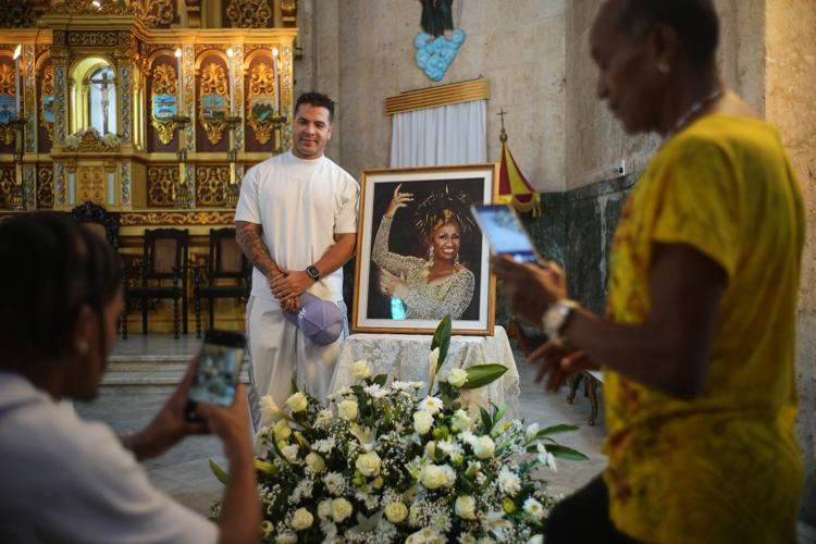 Mass to honor salsa singer Celia Cruz draws hundreds in Cuba after authorities shut down performance