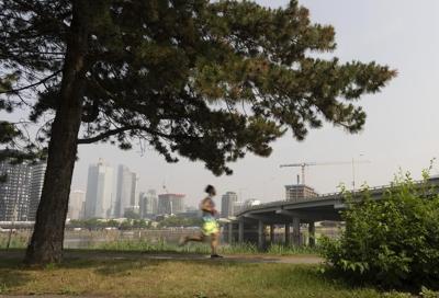 Smog, air quality alerts in place across much of Quebec as wildfires continue to burn