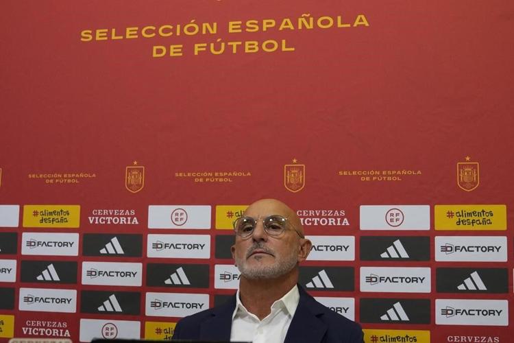 Spain's men's coach asks for forgiveness for applauding Rubiales' diatribe against 'false feminists'