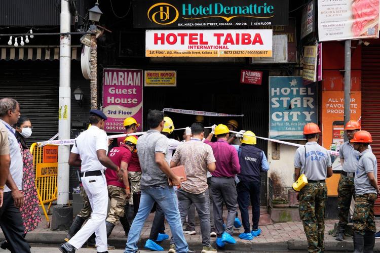 Fire in a building housing several hotels in eastern India kills 9 and injures 6