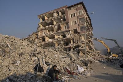 Turkish excavators search in rubble where ��ɫtv woman last heard from