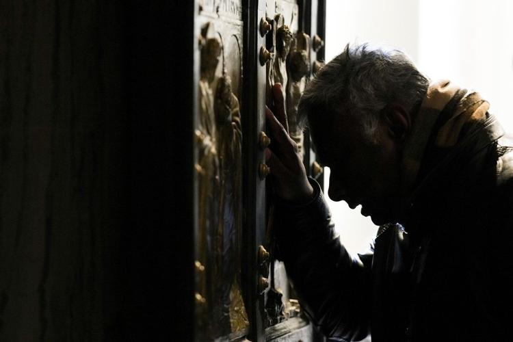 Pilgrims traverse Vatican Holy Door as Christmas marks the start of the 2025 Holy Year