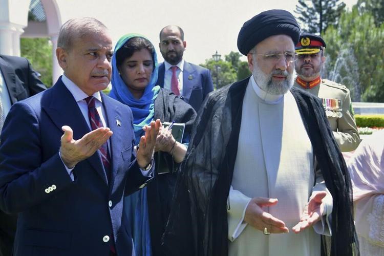 Iranian and Pakistani leaders vow to boost trade in meeting that seeks to mend diplomatic rift
