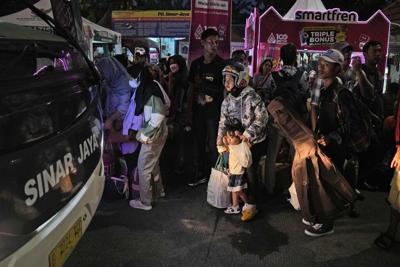 What is Eid al-Fitr and how do Muslims celebrate the Islamic holiday?