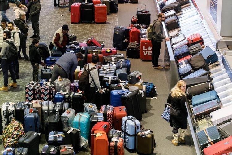 Airline executives say winter weather the culprit of messy holiday travel season
