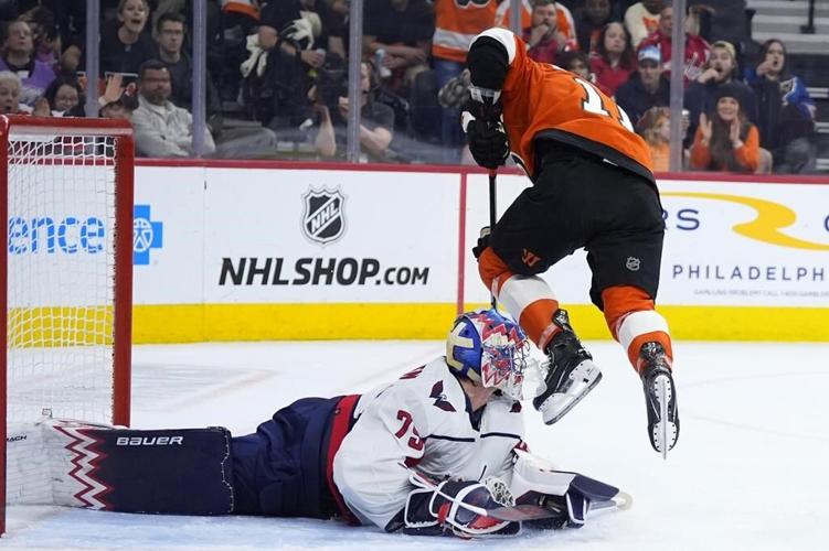 Oshie scores winner into empty net, Capitals make playoffs by beating Flyers