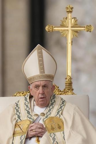 Pope slams treatment of migrants as 2 Italians become saints