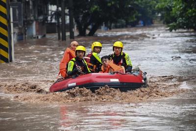 Beijing orders outdoor work to be halted as scorching summer heat soars