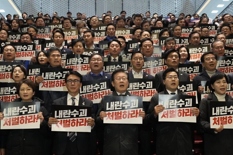 South Korean prosecutors detain ex-defense chief over martial law imposition, reports say