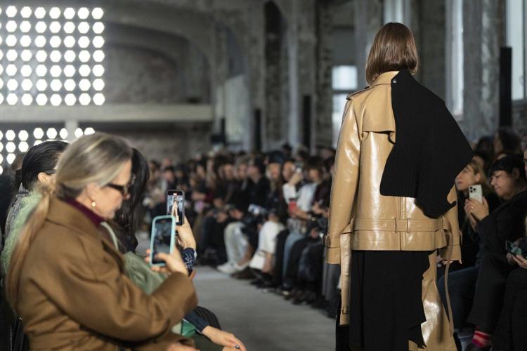 At Sacai, a masterclass in wrapping and reinvention on the Paris runway