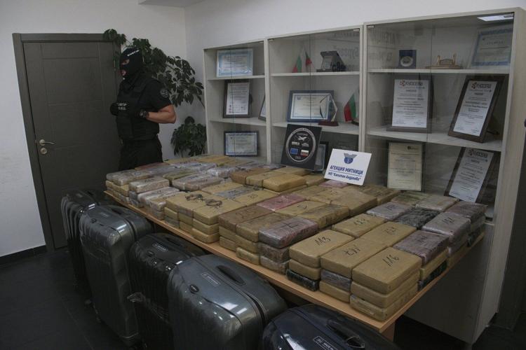Bulgarian authorities seize a large amount of cocaine hidden in a van