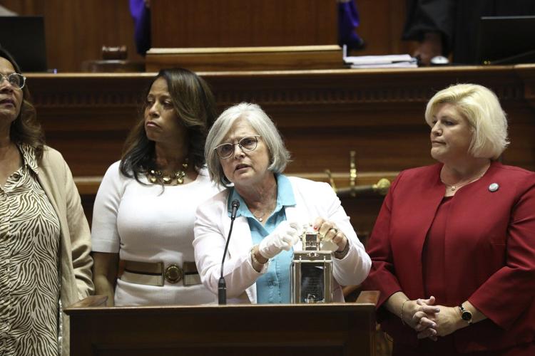 Number of women who are state lawmakers inches up to a record high
