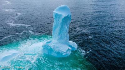 Un résident de Dildo capture la photo d’un iceberg phallique à Terre-Neuve