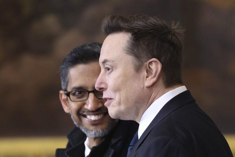 Trump, a populist president, is flanked by tech billionaires at his inauguration